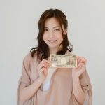 お金を持った女性