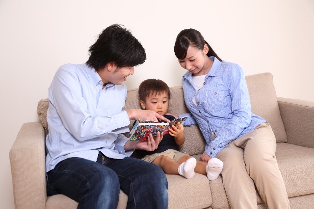 絵本を読む家族