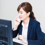 電話をする女性社員