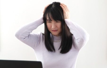 頭を抱えた女性