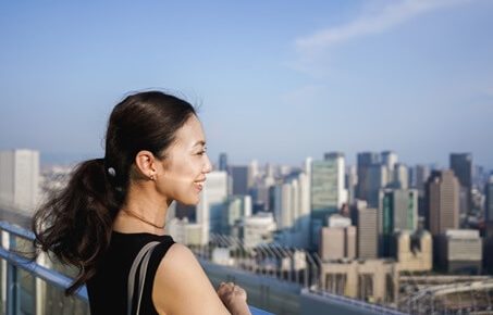 女性とマンション