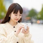 スマホを操作する女性