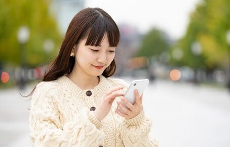 スマホを操作する女性