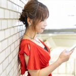 赤い服を着た女性