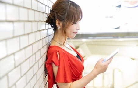 赤い服を着た女性