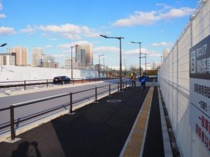 泉岳寺交差点への歩道