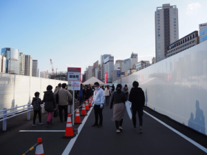 高輪二丁目交差点への歩道