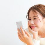 スマホを見る女性