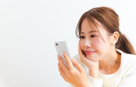 スマホを見る女性