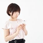 スマホを操作する女性