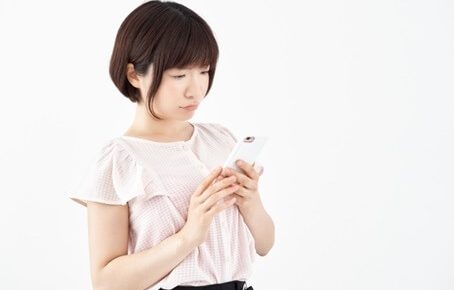 スマホを操作する女性