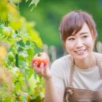 トマトを栽培する女性