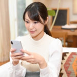 スマホを見る女性