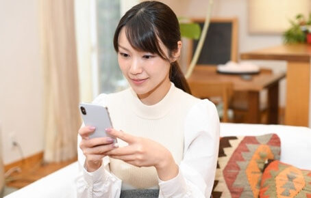 スマホを見る女性