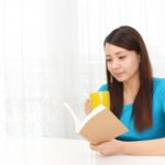 読書している女性