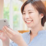 スマホを見て笑っている女性