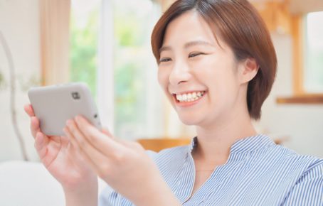 スマホを見て笑っている女性