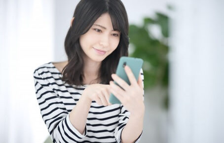 スマホを見る女性