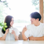 リビングでくつろく若い夫婦