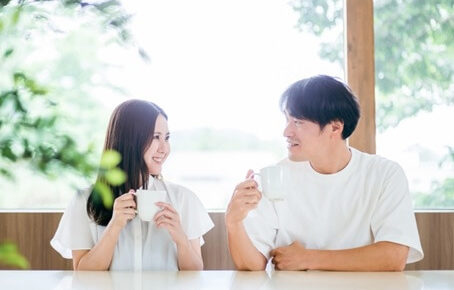 リビングでくつろく若い夫婦