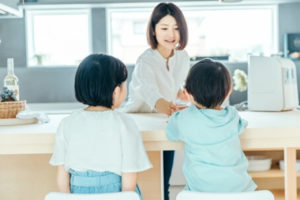 ダイニングテーブルでお話しする親子