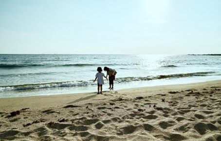 母子と海