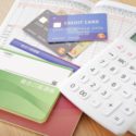 電卓と通帳とクレジットカード