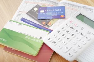 電卓と通帳とクレジットカード