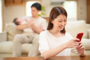 赤ちゃんを抱っこしているお父さん