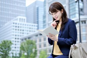 手帳を見る日本人女性