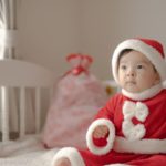 クリスマス会サンタ服の子供