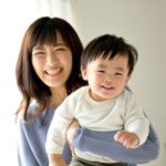 子供を抱っこする女性