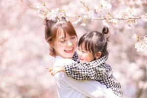 満開の桜を見る笑顔の母子