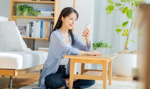 スマホをチェックする女性