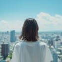 高層ビル街を見下ろしている女性
