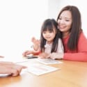住宅ローンの申込みをする家族