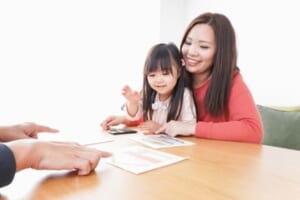 住宅ローンの申込みをする家族