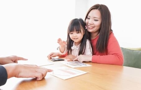 住宅ローンの申込みをする家族