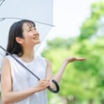 梅雨に傘を持った女性
