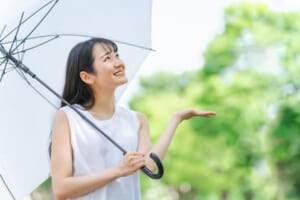 梅雨に傘を持った女性