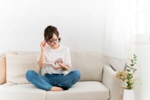 読書中の女性