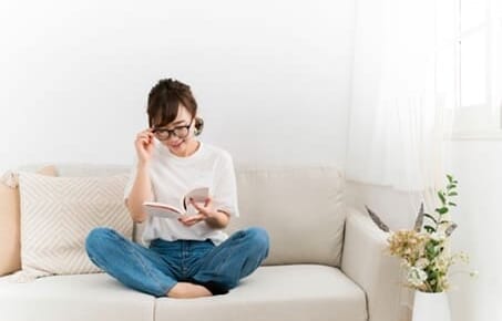 読書中の女性