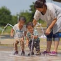 噴水でびしょびしょになって遊ぶしあわせ家族
