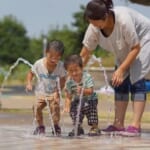 噴水でびしょびしょになって遊ぶしあわせ家族