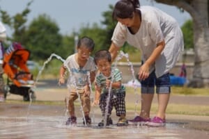 噴水でびしょびしょになって遊ぶしあわせ家族