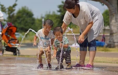 噴水でびしょびしょになって遊ぶしあわせ家族