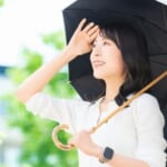 日傘をさして歩く女性