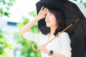 日傘をさして歩く女性