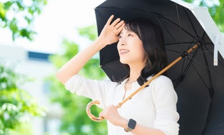 日傘をさして歩く女性