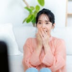 リビングでテレビを見る女性
